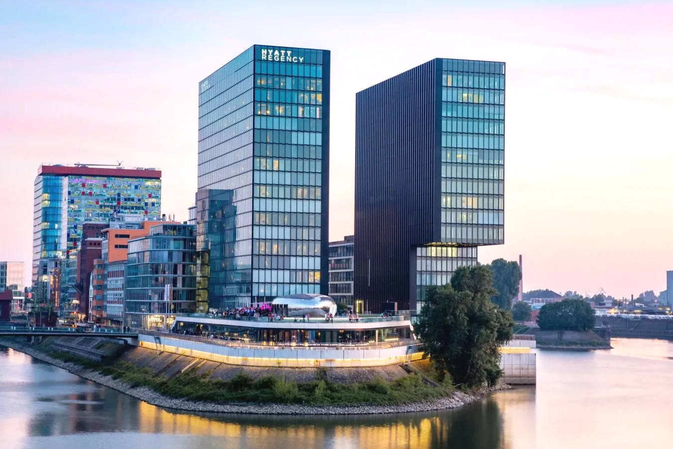 Fünf-Sterne-Luxushotel Hyatt Regency Dusseldorf in 5-Sterne-Hotels im Hafen Düsseldorf Fünf-Sterne-Luxushotel Hyatt Regency Dusseldorf in 5-Sterne-Hotels im Hafen Düsseldorf